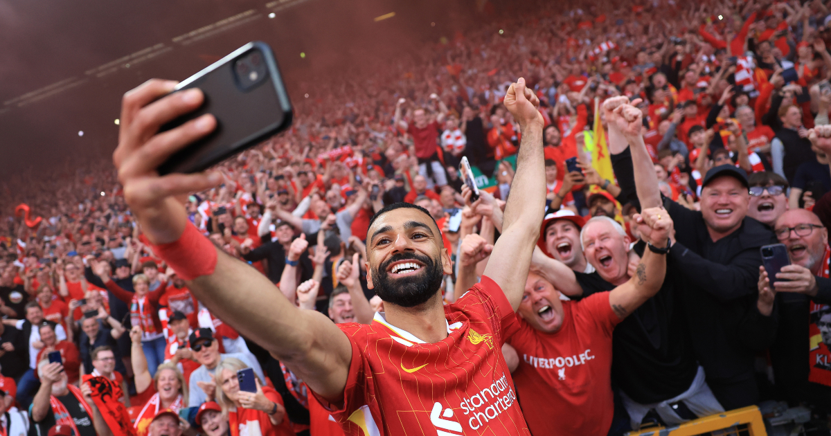 Mohamed Salah con i tifosi del Liverpool