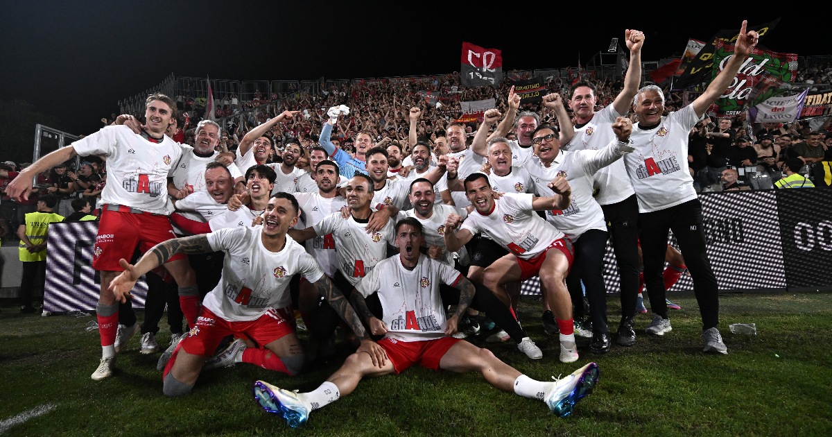 La festa della Cremonese per il ritorno in Serie A