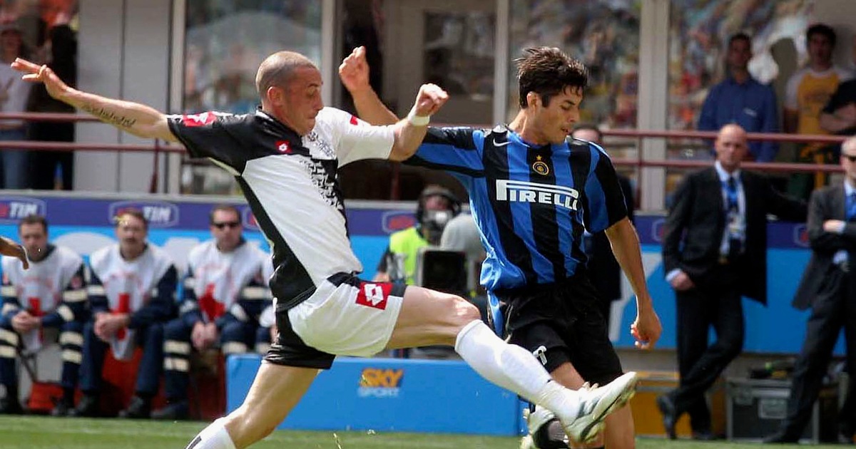 Bruno Cirillo contrasta Julio Cruz in un Inter-Siena